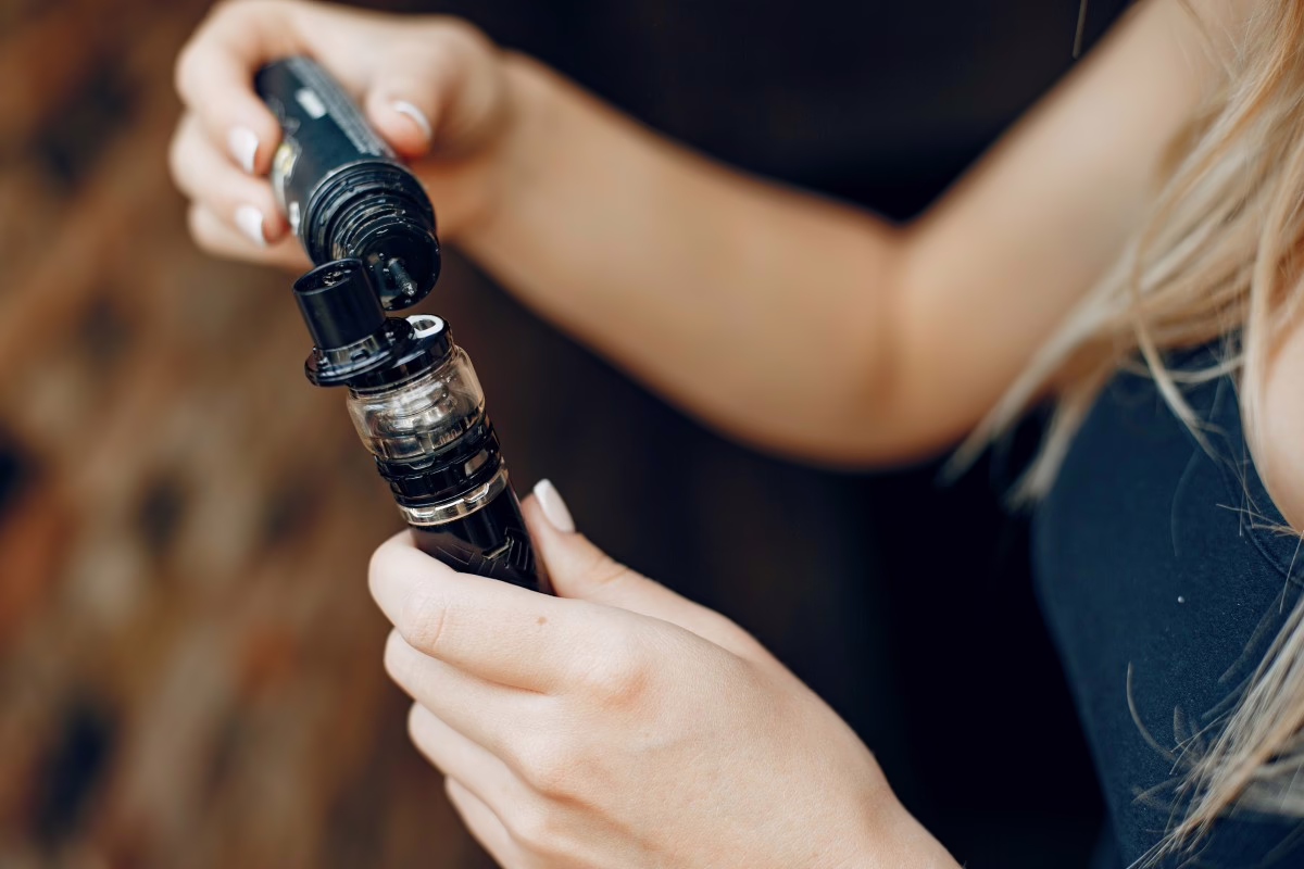 Ilustrasi tahapan memulai bisnis liquid vape dari riset hingga launching