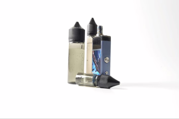 Gambar detail liquid salt nic dalam botol ramping, populer di kalangan vaper yang mencari alternatif rokok konvensional.
